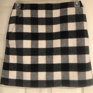 black & white plaid winter skirt from Lift .Size 4.  Has 2 side pockets in front